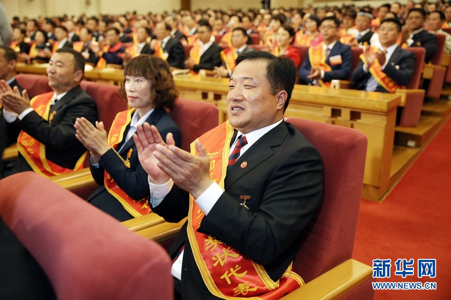 這是與會(huì)代表在表彰大會(huì)上鼓掌。新華社記者 才揚(yáng) 攝
