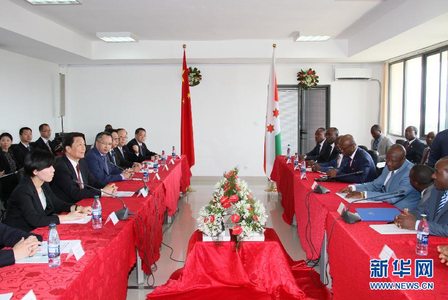5月11日，中國國家副主席李源潮在布瓊布拉與布隆迪第一副總統(tǒng)辛迪姆沃和第二副總統(tǒng)布托雷舉行會談。 新華社記者呂天然攝 