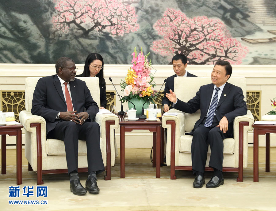 5月15日，國家副主席、中國紅十字會名譽會長李源潮在北京會見來華出席&ldquo;一帶一路&rdquo;國際合作高峰論壇的紅十字會與紅新月會國際聯(lián)合會秘書長阿西。新華社記者 王曄 攝
