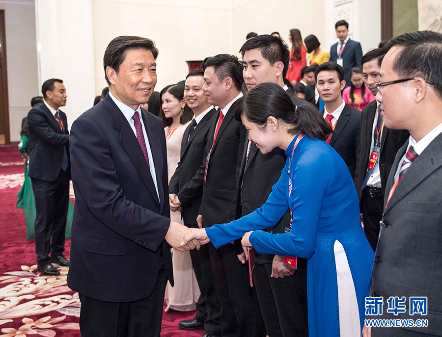 5月22日，中共中央政治局委員、國家副主席李源潮在北京會(huì)見越南胡志明共青團(tuán)中央書記處第一書記黎國鋒率領(lǐng)的越南青年代表團(tuán)。 新華社記者李濤 攝