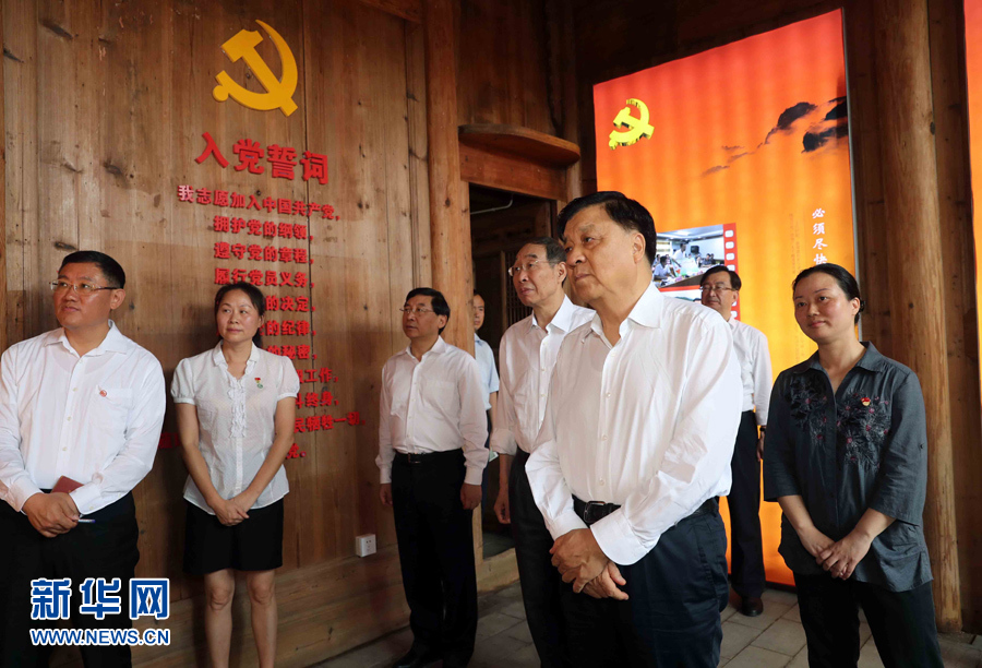 6月8日至10日，中共中央政治局常委、中央書記處書記劉云山在福建調(diào)研。這是6月9日，劉云山專程來(lái)到政和縣石圳村，深入了解廖俊波的事跡。新華社記者 劉衛(wèi)兵 攝