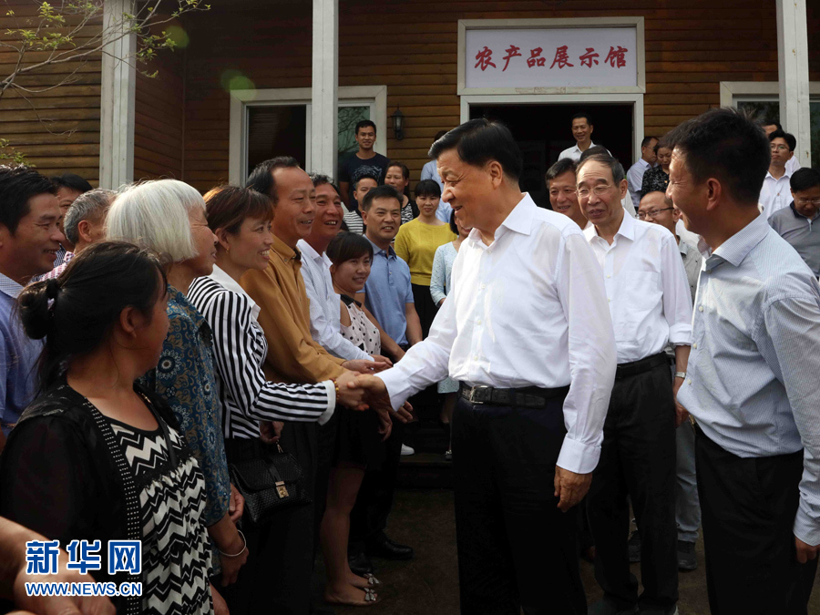 6月8日至10日，中共中央政治局常委、中央書記處書記劉云山在福建調(diào)研。這是6月9日，劉云山在周寧縣上洋村與村民親切交談。新華社記者 劉衛(wèi)兵 攝