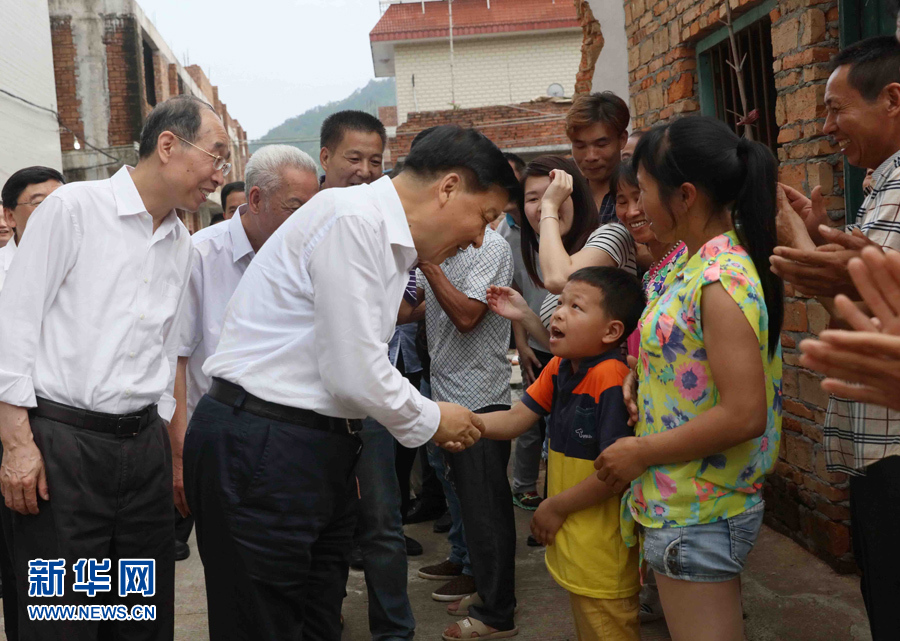 6月8日至10日，中共中央政治局常委、中央書記處書記劉云山在福建調(diào)研。這是6月9日，劉云山在福安市溪邳村走訪群眾家庭。新華社記者 劉衛(wèi)兵 攝
