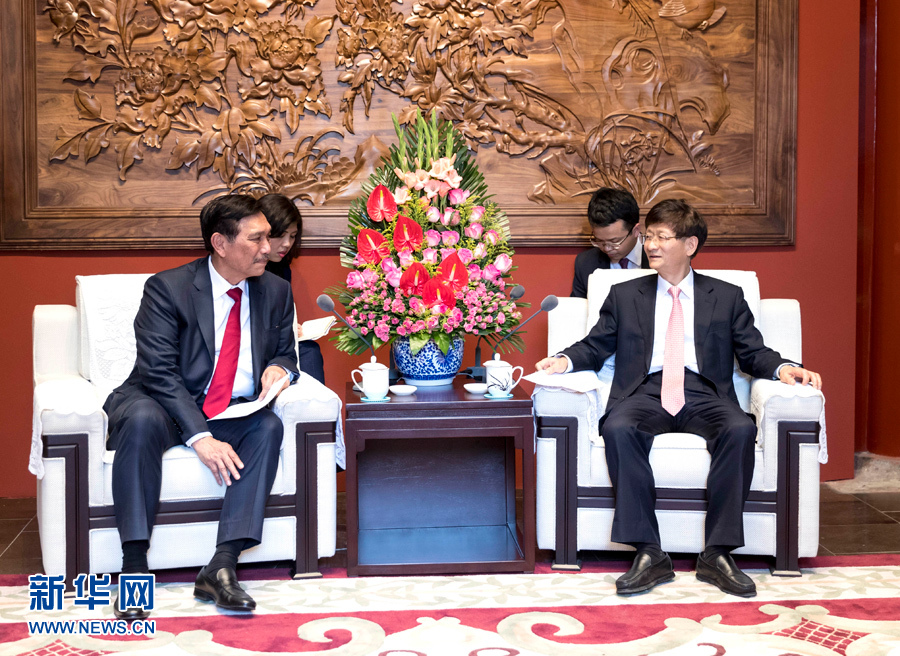 6月15日，中共中央政治局委員、中央政法委書記孟建柱在北京會(huì)見印尼總統(tǒng)特使、海洋統(tǒng)籌部長(zhǎng)盧胡特。   新華社記者 丁海濤攝