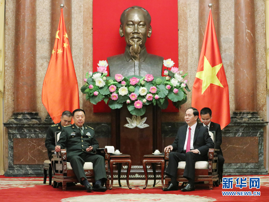 6月18日，在越南首都河內(nèi)，正在越南訪問的中央軍委副主席范長龍（左前）會(huì)見越南國家主席陳大光（右前）。 新華社發(fā)（李曉偉攝）