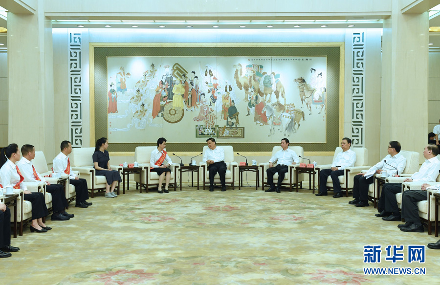 6月21日，廖俊波同志先進(jìn)事跡報(bào)告會(huì)在北京人民大會(huì)堂舉行。報(bào)告會(huì)前，中共中央政治局常委、中央書(shū)記處書(shū)記劉云山會(huì)見(jiàn)報(bào)告團(tuán)成員，代表習(xí)近平總書(shū)記，代表黨中央，向廖俊波同志家屬表示親切慰問(wèn)，并頒發(fā)黨中央追授廖俊波同志&ldquo;全國(guó)優(yōu)秀共產(chǎn)黨員&rdquo;證書(shū)、獎(jiǎng)?wù)?。新華社記者 饒愛(ài)民 攝