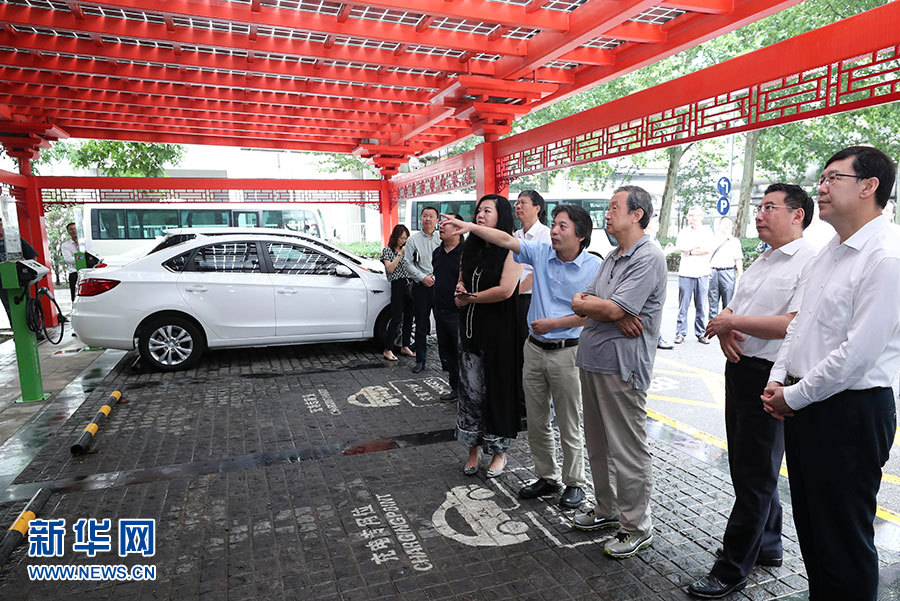 近日，中共中央政治局委員、國務(wù)院副總理馬凱在北京調(diào)研新能源汽車產(chǎn)業(yè)發(fā)展。這是7月4日，馬凱在北京深入新能源汽車充換電設(shè)施、充電服務(wù)平臺、分時租賃等單位調(diào)研。新華社記者 龐興雷 攝