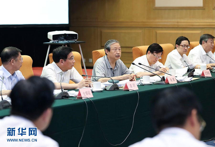 近日，中共中央政治局委員、國務(wù)院副總理馬凱在北京調(diào)研新能源汽車產(chǎn)業(yè)發(fā)展。這是7月4日，馬凱在北京深入新能源汽車充換電設(shè)施、充電服務(wù)平臺、分時租賃等單位調(diào)研，并主持召開推廣應(yīng)用座談會。新華社記者 龐興雷 攝