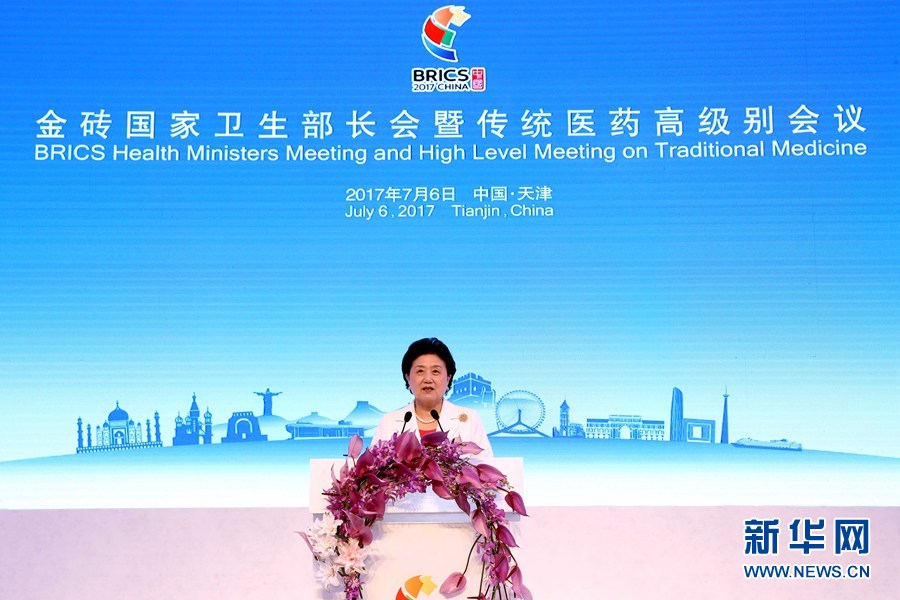 7月6日，金磚國家衛(wèi)生部長會暨傳統(tǒng)醫(yī)藥高級別會議在天津開幕。國家主席習(xí)近平發(fā)來賀信，對會議召開表示祝賀。國務(wù)院副總理劉延?xùn)|在開幕式上宣讀習(xí)近平的賀信并發(fā)表主旨演講。新華社記者 張玉薇 攝