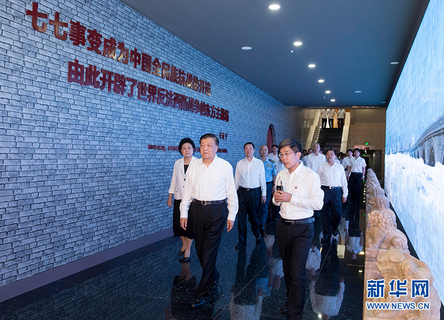 7月7日，紀(jì)念全民族抗戰(zhàn)爆發(fā)80周年儀式在中國人民抗日戰(zhàn)爭紀(jì)念館舉行。中共中央政治局常委、中央書記處書記劉云山出席儀式并講話。這是儀式后，劉云山參觀《全民抗戰(zhàn)偉大壯舉&mdash;&mdash;紀(jì)念全民族抗戰(zhàn)爆發(fā)80周年專題展覽》。 新華社記者丁林?jǐn)z