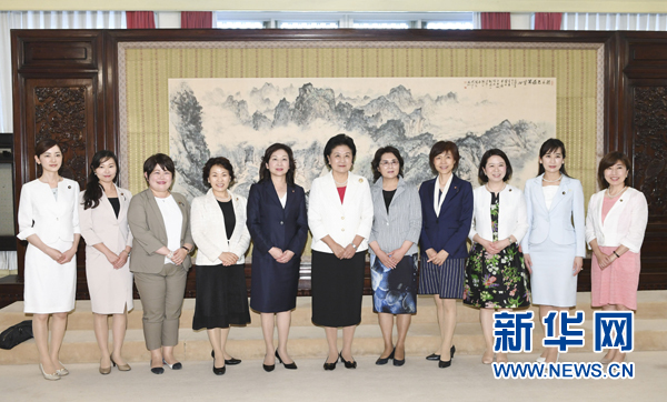 　　7月12日，國務(wù)院副總理劉延?xùn)|在北京會見以日本自民黨前總務(wù)會長野田圣子為首的日本執(zhí)政黨女國會議員代表團(tuán)一行。 新華社記者 高潔 攝