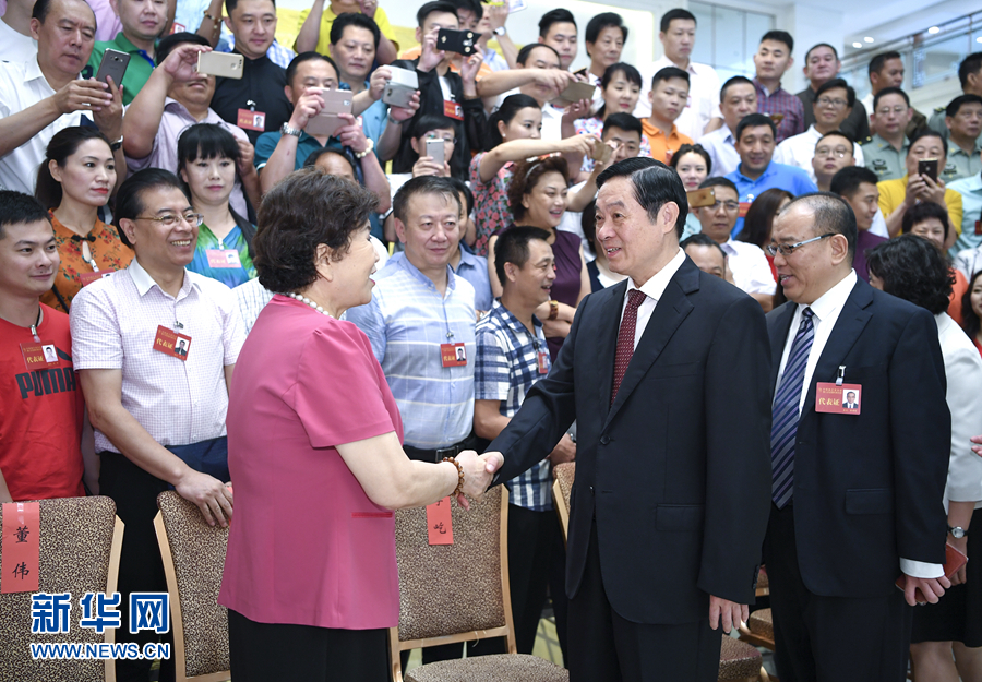 7月19日，中國曲藝家協(xié)會(huì)第八次全國代表大會(huì)在北京召開。中共中央政治局委員、中央書記處書記、中宣部部長劉奇葆出席開幕式并講話。這是開幕式前，劉奇葆接見與會(huì)代表。新華社記者 張領(lǐng) 攝