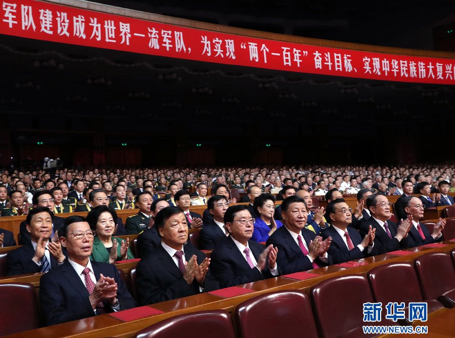 7月28日，慶祝中國人民解放軍建軍90周年文藝晚會《在黨的旗幟下》在北京人民大會堂舉行。中共中央總書記、國家主席、中央軍委主席習近平和李克強、張德江、俞正聲、劉云山、王岐山、張高麗等黨和國家領(lǐng)導人，與首都3000多名各界群眾一起觀看演出。新華社記者 馬占成 攝