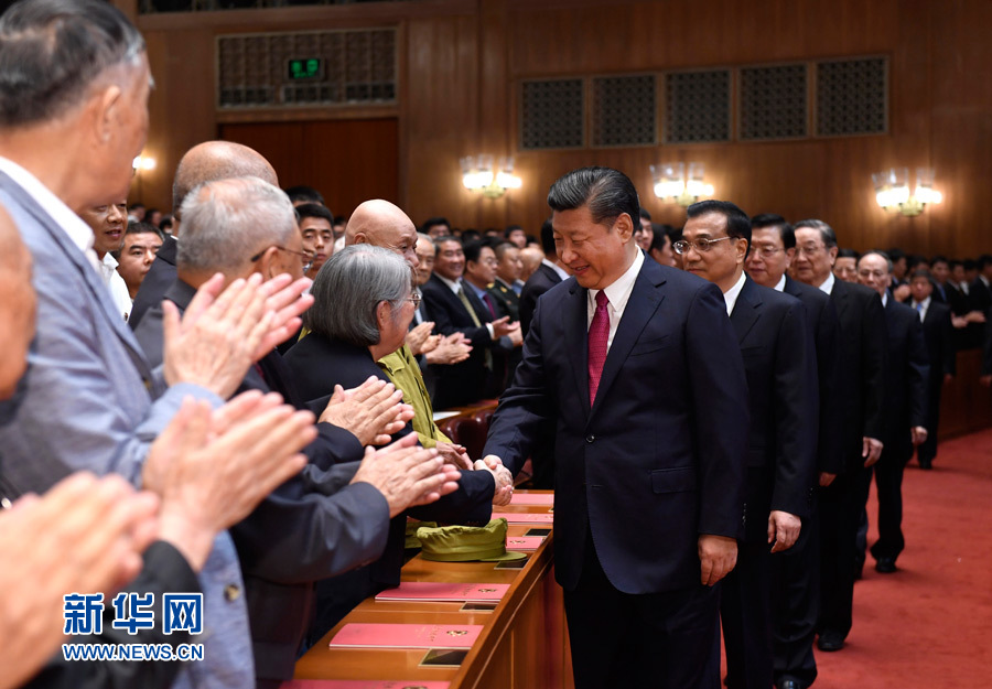 7月28日，慶祝中國人民解放軍建軍90周年文藝晚會《在黨的旗幟下》在北京人民大會堂舉行。中共中央總書記、國家主席、中央軍委主席習近平和李克強、張德江、俞正聲、劉云山、王岐山、張高麗等黨和國家領(lǐng)導人，與首都3000多名各界群眾一起觀看演出。演出開始前，習近平等與老戰(zhàn)士、老同志代表和&ldquo;八一勛章&rdquo;獲得者親切握手。新華社記者 李學仁 攝