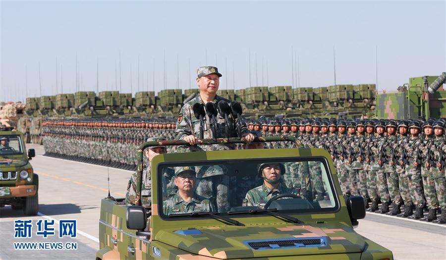 7月30日上午，慶祝中國人民解放軍建軍90周年閱兵在朱日和聯(lián)合訓練基地隆重舉行。中共中央總書記、國家主席、中央軍委主席習近平檢閱部隊并發(fā)表重要講話。這是習近平乘車檢閱部隊。新華社記者 李剛 攝