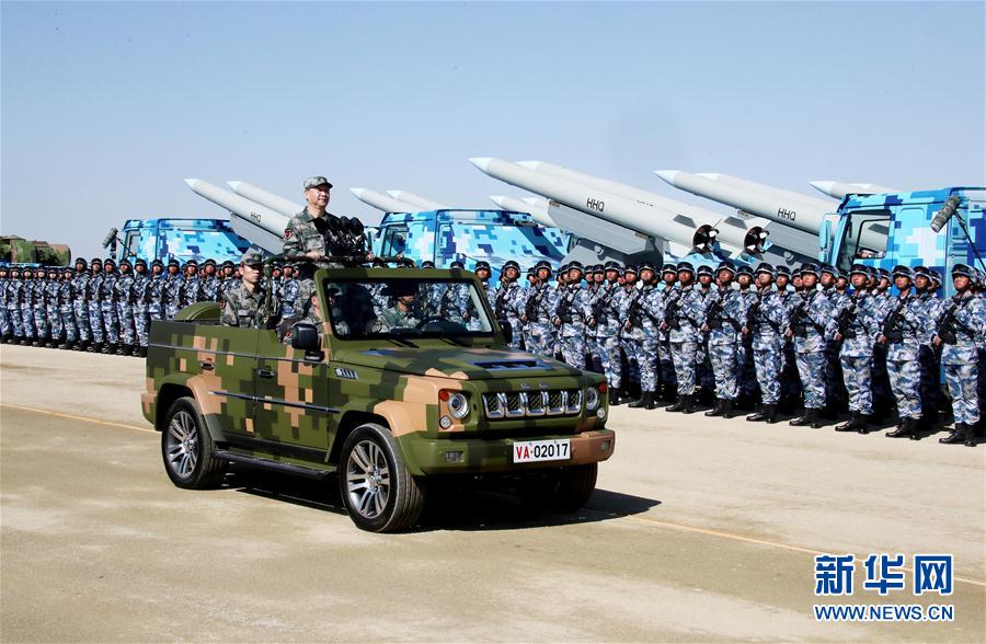 7月30日上午，慶祝中國人民解放軍建軍90周年閱兵在朱日和聯(lián)合訓練基地隆重舉行。中共中央總書記、國家主席、中央軍委主席習近平檢閱部隊并發(fā)表重要講話。這是習近平乘車檢閱部隊。新華社記者 李濤 攝