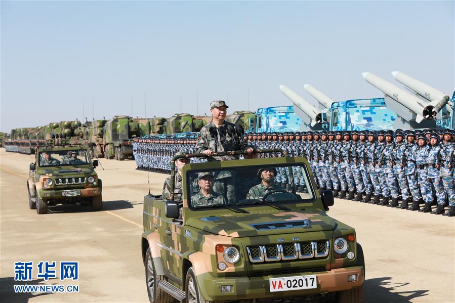 7月30日上午，慶祝中國人民解放軍建軍90周年閱兵在朱日和聯(lián)合訓練基地隆重舉行。中共中央總書記、國家主席、中央軍委主席習近平檢閱部隊并發(fā)表重要講話。這是習近平乘車檢閱部隊。新華社記者 李剛 攝