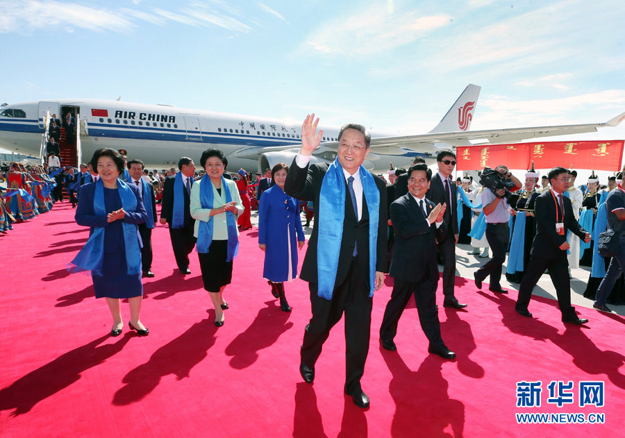 8月7日，以中共中央政治局常委、全國政協(xié)主席俞正聲為團長的中央代表團飛抵呼和浩特，出席內(nèi)蒙古自治區(qū)成立70周年慶?；顒?。中央代表團在機場受到內(nèi)蒙古各族群眾的熱烈歡迎。新華社記者 姚大偉 攝