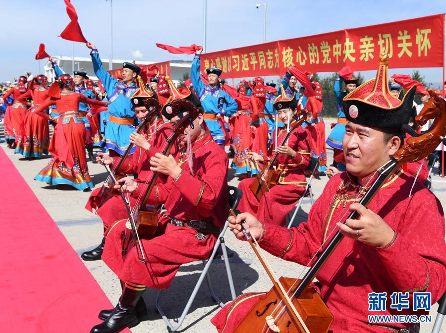 8月7日，以中共中央政治局常委、全國政協(xié)主席俞正聲為團長的中央代表團飛抵呼和浩特，出席內(nèi)蒙古自治區(qū)成立70周年慶?；顒?。中央代表團在機場受到內(nèi)蒙古各族群眾的熱烈歡迎。新華社記者 張領(lǐng) 攝
