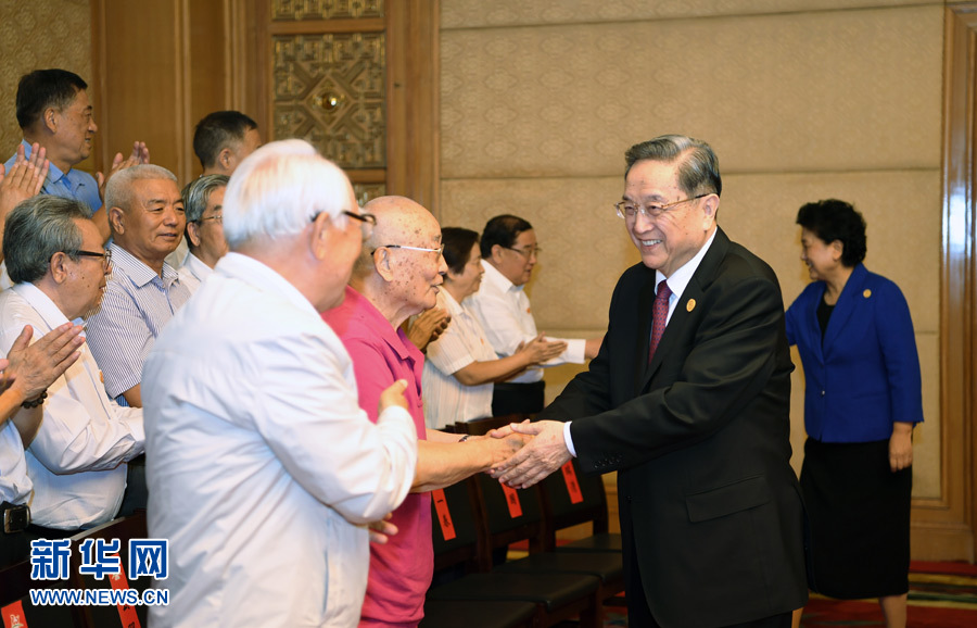 8月7日，中共中央政治局常委、全國政協(xié)主席、中央代表團(tuán)團(tuán)長俞正聲在內(nèi)蒙古新城賓館會(huì)見內(nèi)蒙古自治區(qū)離退休老同志和各族各界群眾代表，并與他們合影留念。新華社記者 張領(lǐng) 攝
