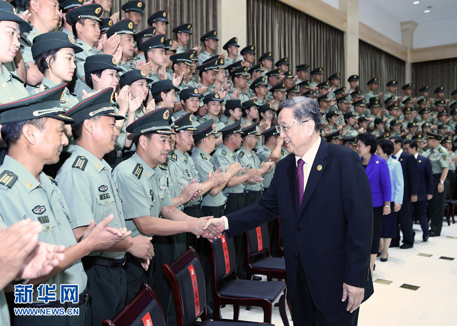 8月7日，中共中央政治局常委、全國政協(xié)主席、中央代表團團長俞正聲率代表團部分成員分別赴內蒙古軍區(qū)、武警內蒙古總隊、武警內蒙古森林總隊慰問，并會見自治區(qū)政法干警代表。這是俞正聲會見內蒙古軍區(qū)指戰(zhàn)員。新華社記者 張領 攝
