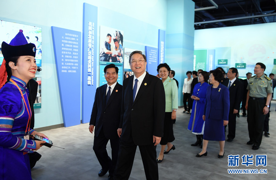 8月7日，中共中央政治局常委、全國政協(xié)主席、中央代表團(tuán)團(tuán)長俞正聲率代表團(tuán)全體成員來到內(nèi)蒙古展覽館，參觀《守望相助團(tuán)結(jié)奮斗&mdash;&mdash;慶祝內(nèi)蒙古自治區(qū)成立70周年展覽》。 新華社記者 張領(lǐng) 攝