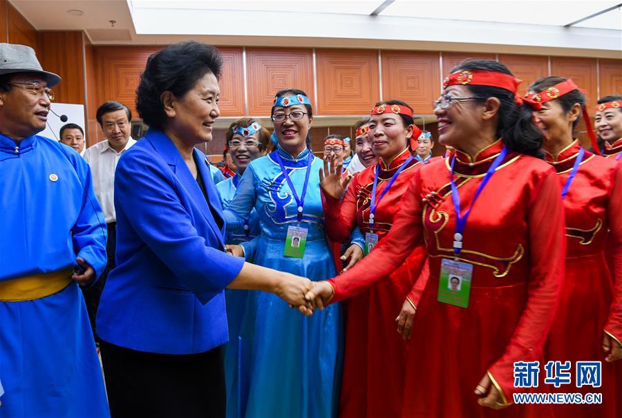 8月9日，中共中央政治局委員、國務(wù)院副總理、中央代表團(tuán)副團(tuán)長劉延?xùn)|率中央代表團(tuán)二分團(tuán)到赤峰看望慰問各族干部群眾。這是劉延?xùn)|在赤峰市群眾藝術(shù)館和群眾親切交談。新華社記者 連振 攝
