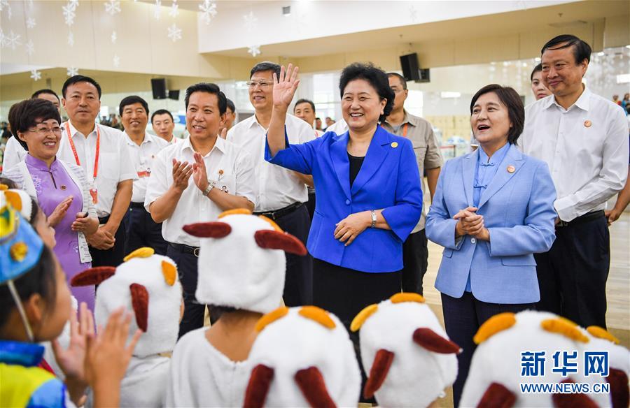 8月9日，中共中央政治局委員、國務(wù)院副總理、中央代表團(tuán)副團(tuán)長劉延?xùn)|率中央代表團(tuán)二分團(tuán)到赤峰看望慰問各族干部群眾。這是劉延?xùn)|在赤峰市青少年宮與青少年熱烈互動。新華社記者 連振 攝