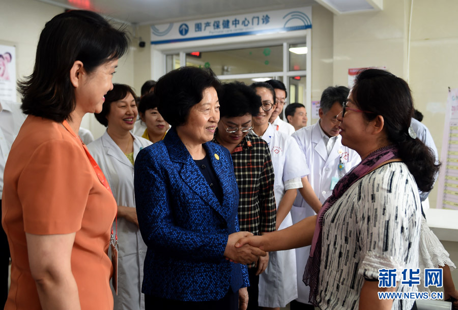 8月9日，中共中央政治局委員、中央統(tǒng)戰(zhàn)部部長、中央代表團副團長孫春蘭率中央代表團三分團，先后赴內蒙古自治區(qū)烏海市、阿拉善盟看望各族干部群眾。這是孫春蘭在烏海市婦兒醫(yī)療預防保健中心同患者親切交談。新華社記者 任軍川 攝