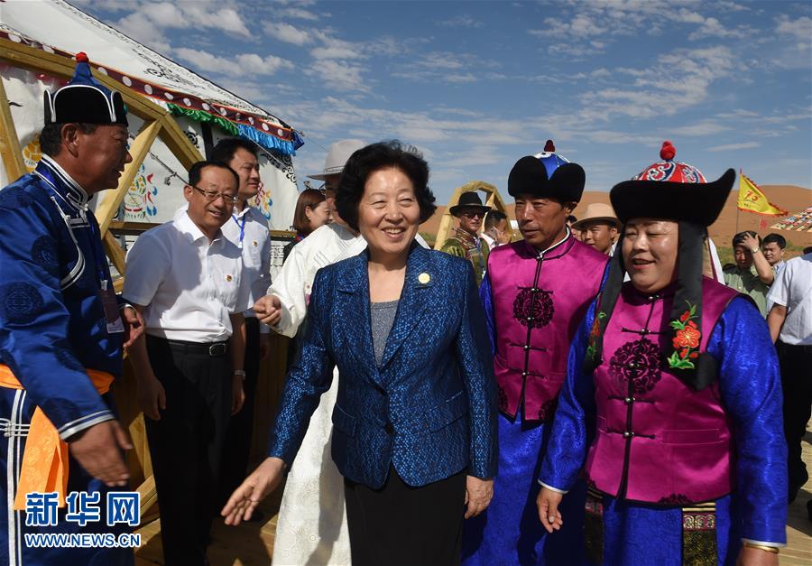 8月10日，中共中央政治局委員、中央統(tǒng)戰(zhàn)部部長、中央代表團(tuán)副團(tuán)長孫春蘭率中央代表團(tuán)三分團(tuán)繼續(xù)在內(nèi)蒙古自治區(qū)阿拉善盟看望慰問，把以習(xí)近平同志為核心的黨中央的親切關(guān)懷和全國各族人民的美好祝福帶給阿拉善各族各界干部群眾。這是孫春蘭在牧民張輝生（右二）家了解生產(chǎn)生活情況。新華社記者 任軍川 攝