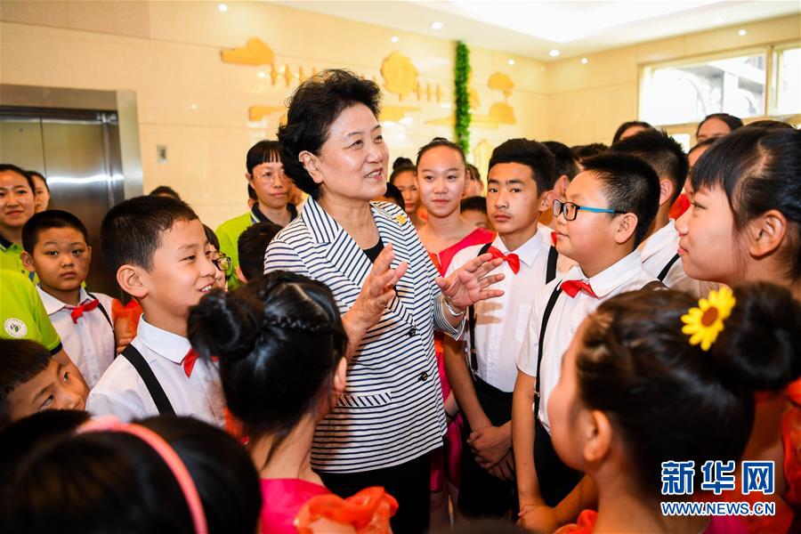 8月10日，中共中央政治局委員、國務院副總理、中央代表團副團長劉延東率中央代表團二分團來到呼倫貝爾，把以習近平同志為核心的黨中央的親切關(guān)懷和全國人民的美好祝福帶給當?shù)馗髯甯刹咳罕?。這是劉延東在呼倫貝爾市兒童福利院與孩子們在一起。新華社記者 連振 攝
