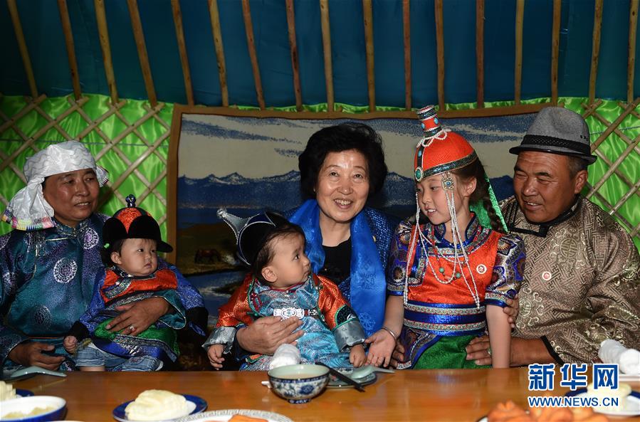 8月11日，帶著以習近平同志為核心的黨中央的親切關懷和全國各族人民的美好祝福，中共中央政治局委員、中央統(tǒng)戰(zhàn)部部長、中央代表團副團長孫春蘭率中央代表團三分團在錫林郭勒盟看望各族干部群眾，共同慶祝內蒙古自治區(qū)成立70周年。這是孫春蘭在錫林浩特市寶力根蘇木牧民巴&middot;巴特爾（右一）家中看望。新華社記者 任軍川 攝