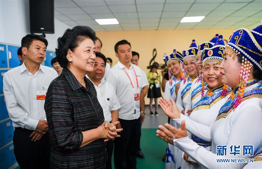 8月11日，中共中央政治局委員、國務院副總理、中央代表團副團長劉延東率中央代表團二分團，看望慰問烏蘭察布各族干部群眾，轉達以習近平同志為核心的黨中央的親切關懷和全國人民的美好祝愿。這是劉延東在考察察哈爾社區(qū)時與居民們親切交談。新華社記者 連振 攝