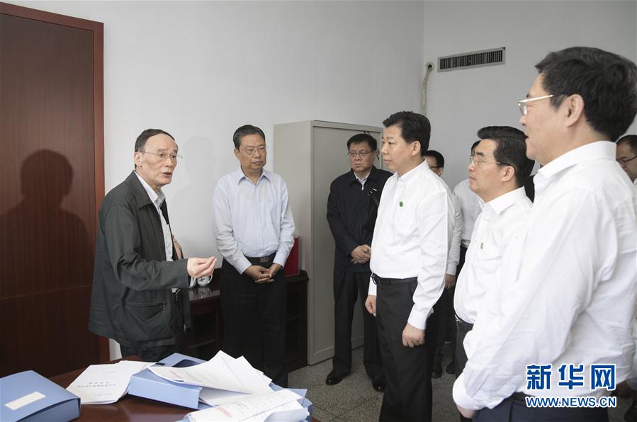 9月3日至5日，中共中央政治局常委、中央紀(jì)委書記、中央巡視工作領(lǐng)導(dǎo)小組組長王岐山在湖南省調(diào)研并主持召開巡察工作座談會。這是9月4日，王岐山來到株洲市委巡察辦看望巡察干部。新華社記者 王曄 攝
