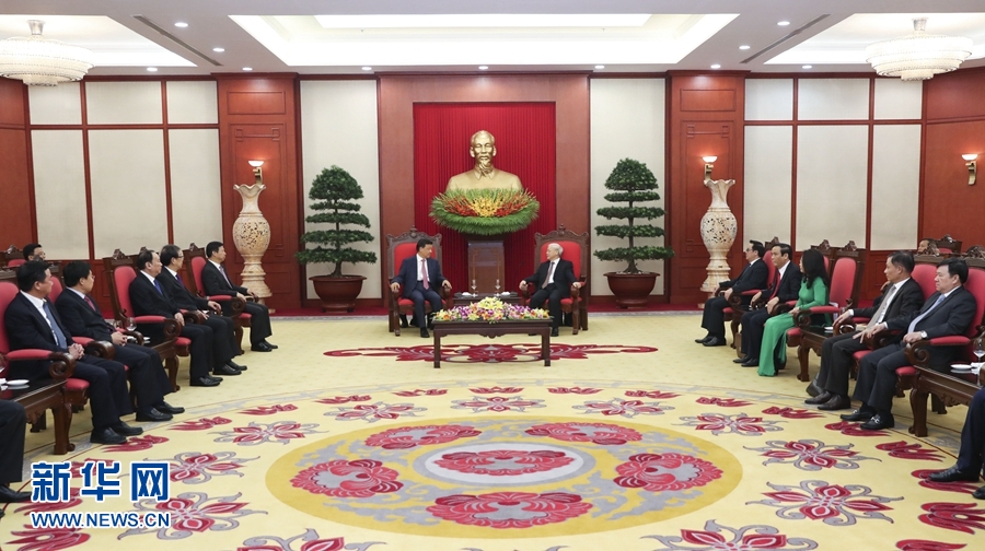 應(yīng)越南共產(chǎn)黨邀請，中共中央政治局常委、中央書記處書記劉云山9月18日至19日對越南進(jìn)行正式訪問。這是9月18日，劉云山在河內(nèi)會見越共中央總書記阮富仲。 新華社記者 龐興雷 攝