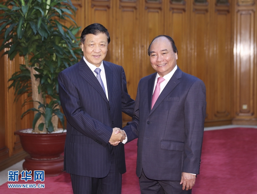 應(yīng)越南共產(chǎn)黨邀請，中共中央政治局常委、中央書記處書記劉云山9月18日至19日對越南進(jìn)行正式訪問。這是9月19日，劉云山在河內(nèi)會見越南總理阮春福。 新華社記者 丁林 攝