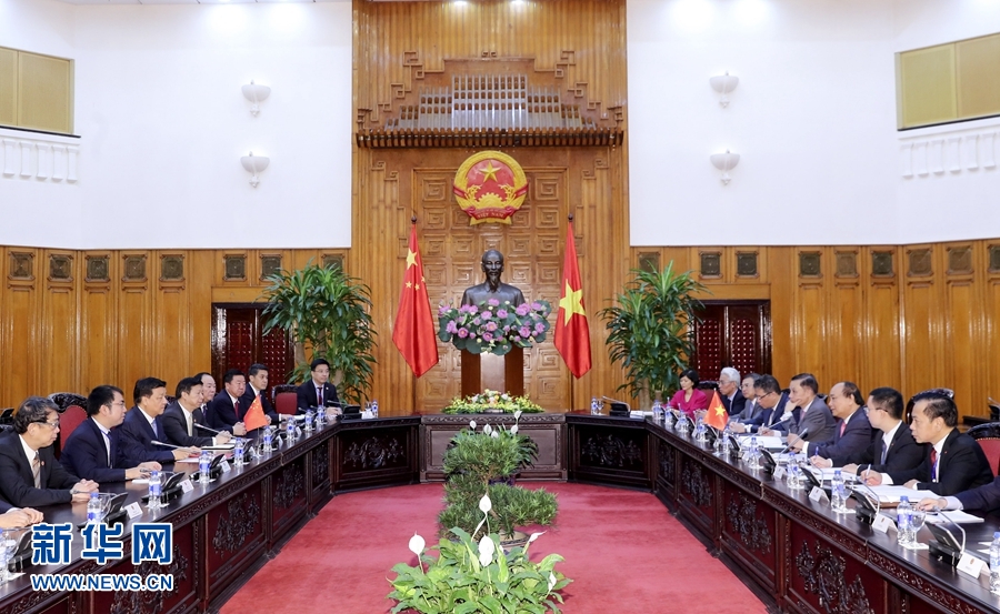 應(yīng)越南共產(chǎn)黨邀請，中共中央政治局常委、中央書記處書記劉云山9月18日至19日對越南進(jìn)行正式訪問。這是9月19日，劉云山在河內(nèi)會見越南總理阮春福。 新華社記者 丁林 攝