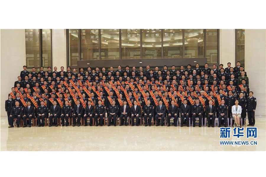 9月22日，&ldquo;熱血鑄劍&middot;丹心衛(wèi)民&rdquo;全國公安百佳刑警推選活動揭曉儀式在北京舉行。中共中央政治局委員、中央政法委書記孟建柱會見當選民警并觀看揭曉儀式。國務委員、公安部部長郭聲琨參加會見并觀看揭曉儀式。新華社記者 殷剛 攝