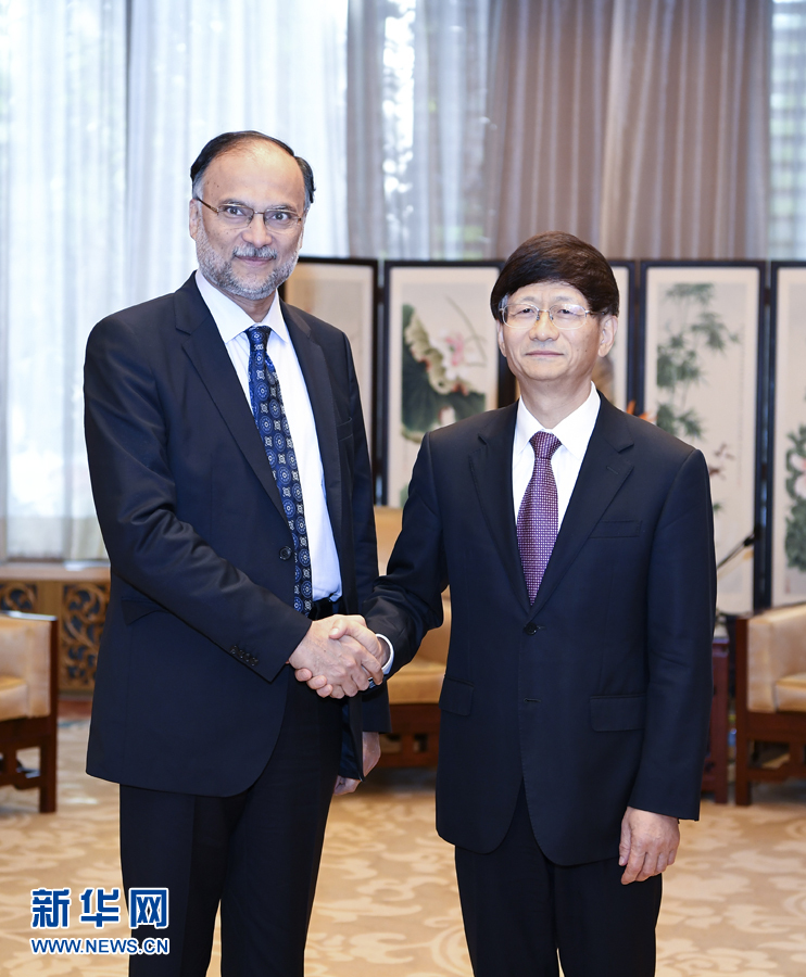 9月26日，中共中央政治局委員、中央政法委書記孟建柱在北京會(huì)見(jiàn)來(lái)華出席國(guó)際刑警組織第86屆全體大會(huì)的巴基斯坦內(nèi)政部長(zhǎng)伊克巴爾。新華社記者 張領(lǐng) 攝