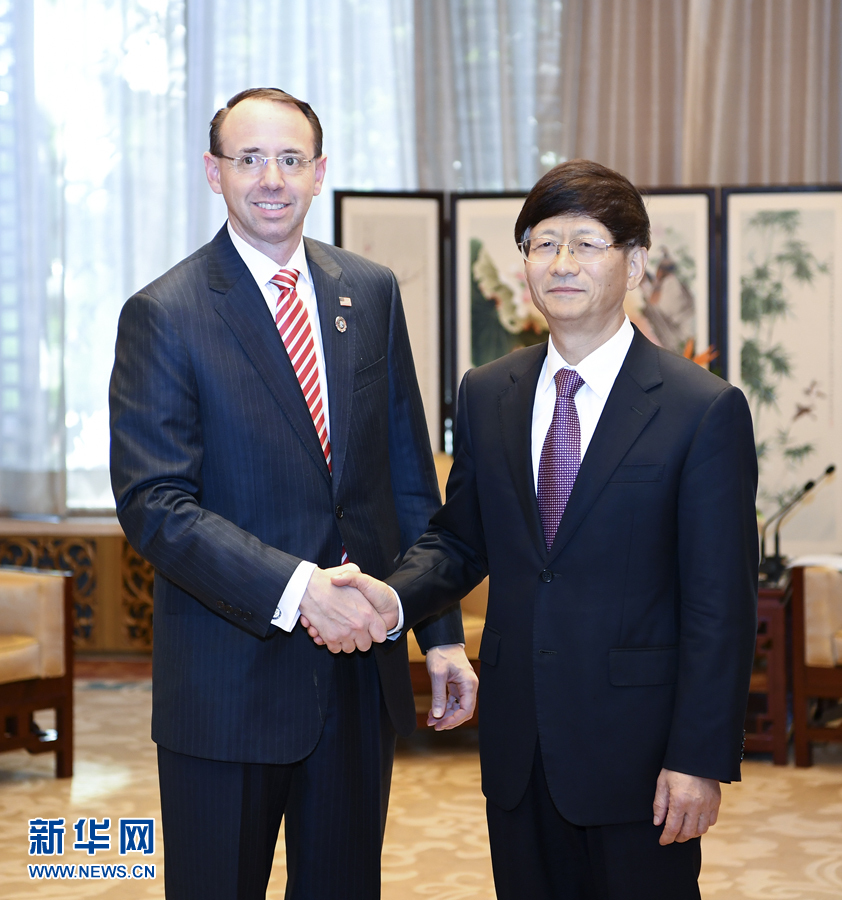 9月26日，中共中央政治局委員、中央政法委書記孟建柱在北京會(huì)見(jiàn)來(lái)華出席國(guó)際刑警組織第86屆全體大會(huì)的美國(guó)司法部常務(wù)副部長(zhǎng)羅森斯坦。新華社記者 張領(lǐng) 攝