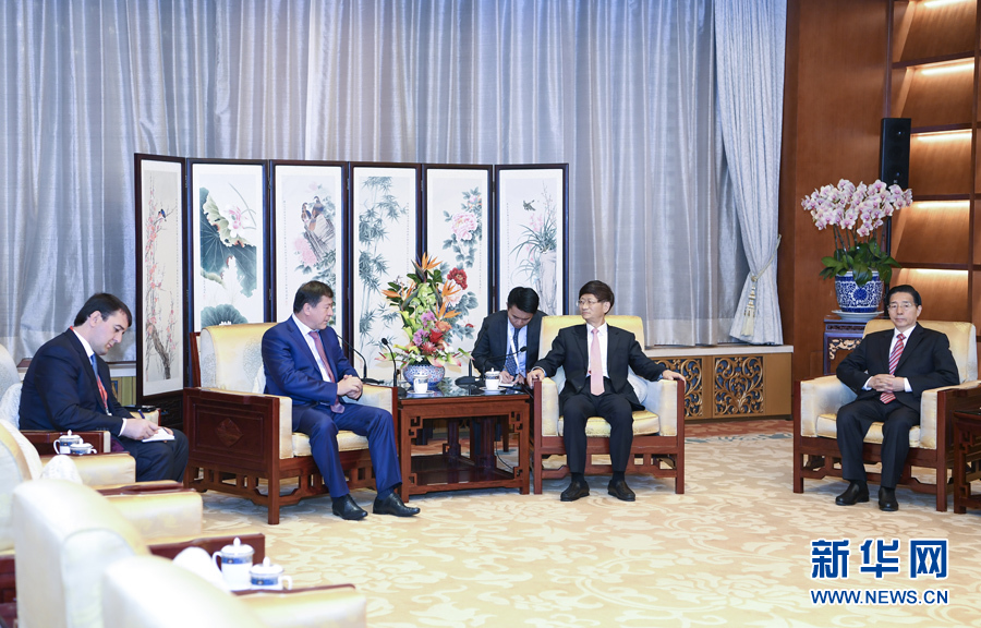 9月26日，中共中央政治局委員、中央政法委書記孟建柱在北京會(huì)見(jiàn)來(lái)華出席國(guó)際刑警組織第86屆全體大會(huì)的塔吉克斯坦內(nèi)務(wù)部長(zhǎng)拉希姆佐達(dá)。國(guó)務(wù)委員、公安部部長(zhǎng)郭聲琨參加有關(guān)會(huì)見(jiàn)。新華社記者 張領(lǐng) 攝