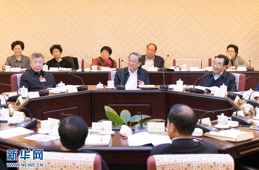 10月30日，政協(xié)第十二屆全國(guó)委員會(huì)常務(wù)委員會(huì)第二十三次會(huì)議舉行分組討論，與會(huì)人員圍繞深入學(xué)習(xí)貫徹中共十九大精神認(rèn)真討論，積極建言獻(xiàn)策。全國(guó)政協(xié)主席俞正聲參加討論。新華社記者 丁海濤 攝