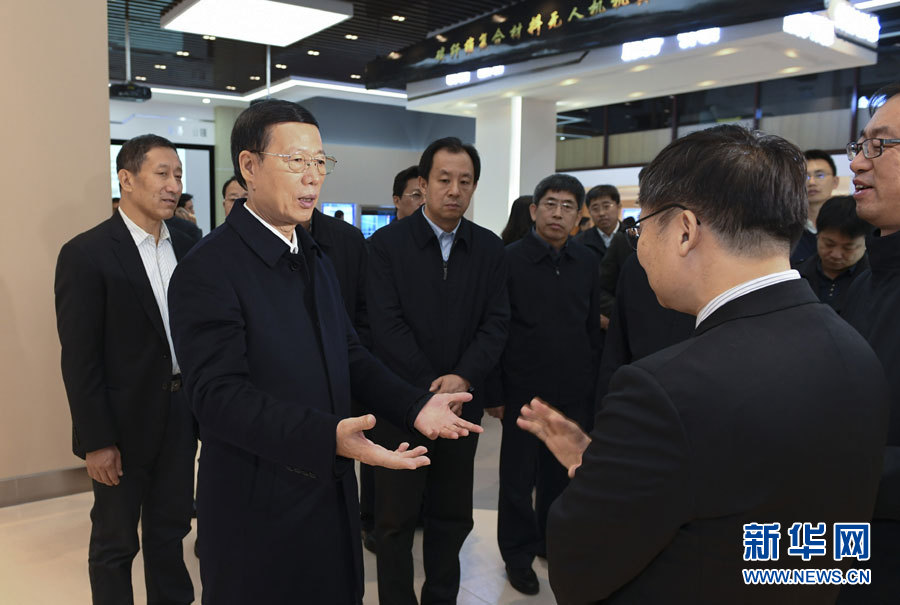 11月14日至15日，國務院副總理張高麗在黑龍江調(diào)研。這是11月14日，張高麗到黑龍江工業(yè)技術(shù)研究院成果展示中心，了解產(chǎn)學研結(jié)合推動創(chuàng)新發(fā)展情況。 新華社記者 高潔 攝