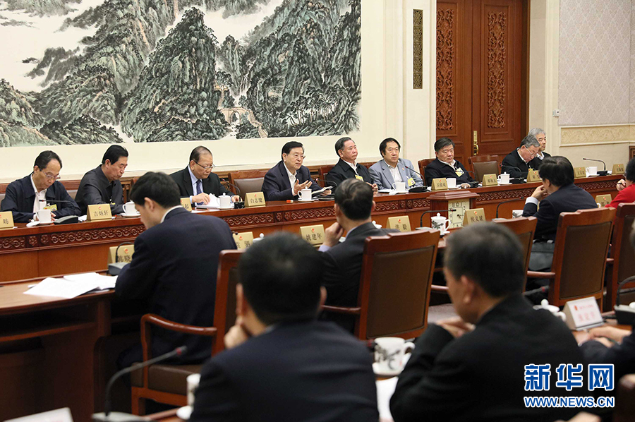 12月23日，十二屆全國人大常委會第三十一次會議舉行分組會議，審議監(jiān)察法草案二次審議稿等。張德江委員長參加審議。 新華社記者劉衛(wèi)兵攝