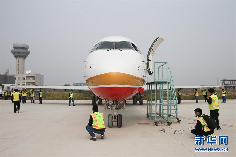 （新華全媒頭條&middot;圖文互動(dòng)）（9）國(guó)產(chǎn)大飛機(jī)&ldquo;三兄弟&rdquo;藍(lán)天聚首 &ldquo;中國(guó)翼&rdquo;開(kāi)啟航空強(qiáng)國(guó)新時(shí)代 