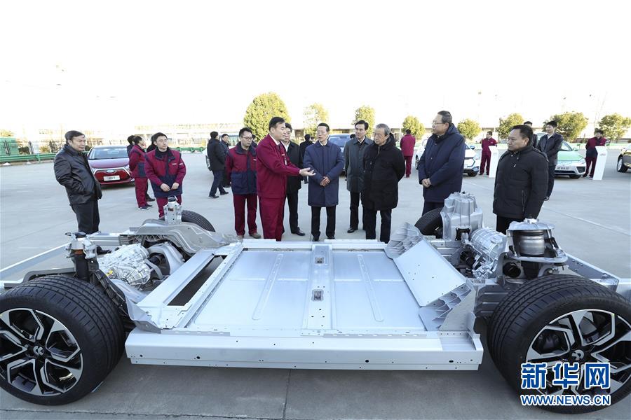 1月9日至10日，國(guó)務(wù)院副總理張高麗在安徽調(diào)研推動(dòng)長(zhǎng)江經(jīng)濟(jì)帶發(fā)展工作。這是1月9日，張高麗在江淮汽車(chē)股份有限公司了解企業(yè)生產(chǎn)經(jīng)營(yíng)和參與國(guó)際產(chǎn)能合作情況。新華社記者 龐興雷 攝