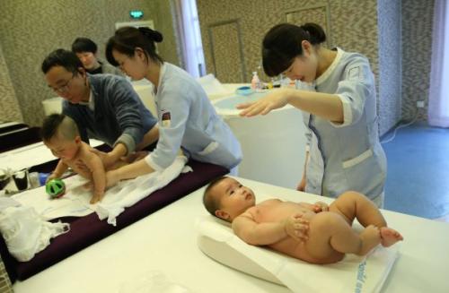 資料圖片：1月30日，母嬰家庭保健師在上海一家月子會所內(nèi)護(hù)理嬰兒。新華社記者 裴鑫 攝
