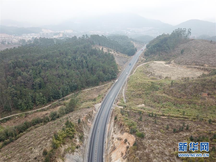 （圖文互動&middot;新華全媒頭條）（2）讓農(nóng)民致富奔小康的道路越走越寬廣&mdash;&mdash;黨的十八大以來以習近平同志為核心的黨中央關心農(nóng)村公路發(fā)展紀實
