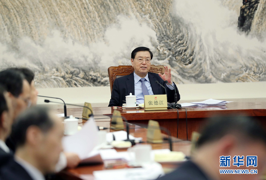 2月11日，十二屆全國(guó)人大常委會(huì)第一百一十一次委員長(zhǎng)會(huì)議在北京人民大會(huì)堂舉行。會(huì)議決定，十二屆全國(guó)人大常委會(huì)第三十三次會(huì)議于2月23日至24日舉行。張德江委員長(zhǎng)主持會(huì)議。新華社記者 劉衛(wèi)兵 攝