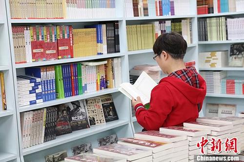 5月9日，一女子在哈爾濱市某書店選購圖書。從5月1日至5月4日，全國32家紙廠宣布漲價，各紙種漲價幅度為每噸100元至300元不等。對此，出版行業(yè)業(yè)內(nèi)人士表示&ldquo;因為紙張價格上漲，直接造成了出版成本的明顯增加，出版行業(yè)只能被迫對圖書定價進行調(diào)整。&rdquo;
<a target='_blank' >中新社</a>記者 于琨 攝